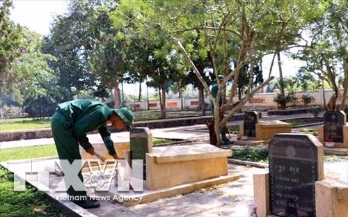 Nơi an nghỉ của các chiến sĩ Đoàn 125 Campuchia (tại xã Long Giao, Cẩm Mỹ, Đồng Nai) luôn được chiến sỹ quân đội Việt Nam chăm lo nhang khói. Ảnh: TTXVN