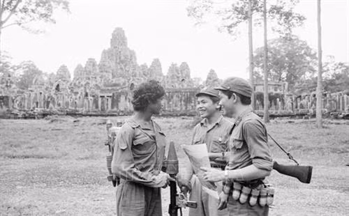 Bộ đội Việt Nam và Campuchia bảo vệ đền Angkor Wat (7/1982). Ảnh: Quang Thành – TTXVN