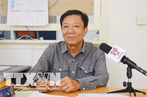 Nhà báo Keo Chandara, Phó Tổng Giám đốc Hãng Thông tấn Campuchia (AKP) trả lời phỏng vấn phóng viên TTXVN thường trú tại Campuchia. Ảnh: TTXVN