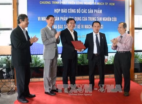 Đại diện Viện Đánh giá Khoa học và Định giá Công nghệ trao chứng nhận định giá cho Trung tâm ICDREC. Ảnh: Tiến Lực – TTXVN