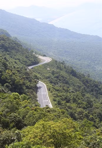 Vịnh Lăng Cô nằm dưới chân đèo Hải Vân thuộc địa phận tỉnh Thừa Thiên-Huế. Di tích quốc gia Hải Vân Quan nằm trên đỉnh đèo Hải Vân. Khúc cua chữ C trên đèo Hải Vân thuộc địa phận Đà Nẵng. Vịnh Đà Nẵng nằm dưới chân đèo Hải Vân. Cung đường uốn lượn trên đèo Hải Vân thuộc địa phận tỉnh Thừa Thiên-Huế nhìn từ Hải Vân Quan. Phong cảnh trên đèo Hải Vân thuộc địa phận tỉnh Thừa Thiên-Huế. Cung đường uốn lượn trên đèo Hải Vân Vịnh Lăng Cô nằm dưới chân đèo Hải Vân thuộc địa phận tỉnh Thừa Thiên-Huế. Vịnh Lăng Cô nằm dưới chân đèo Hải Vân thuộc địa phận tỉnh Thừa Thiên-Huế. Cảnh đẹp trên đèo Hải Vân thuộc địa phận tỉnh Thừa Thiên-Huế.
