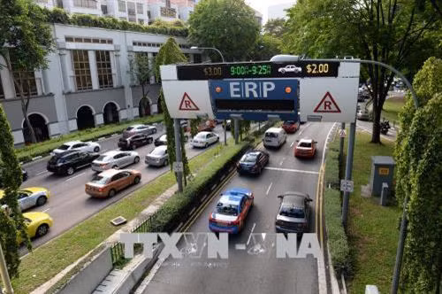 Các phương tiện di chuyển trên đường phố Singapore. Ảnh: AFP/ TTXVN