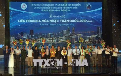Ban tổ chức tặng hoa cho các đoàn nghệ thuật tham dự liên hoan tại lễ khai mạc. Ảnh: Trần Lê Lâm - TTXVN