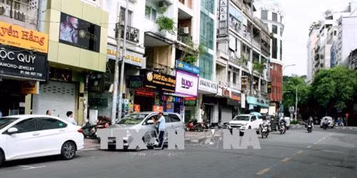Xe ô tô đỗ trên đường Thủ Khoa Huân (quận 1), tuyến đường có thu phí sử dụng tạm thời lòng đường, vỉa hè. Ảnh: Tiến Lực - TTXVN