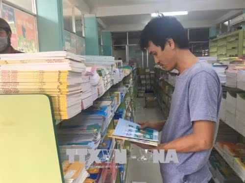 Cửa hàng Sách Giáo dục (quận 5) vẫn có đầy đủ sách giáo khoa đảm bảm cung ứng cho học sinh. Ảnh: Thu Hoài – TTXVN