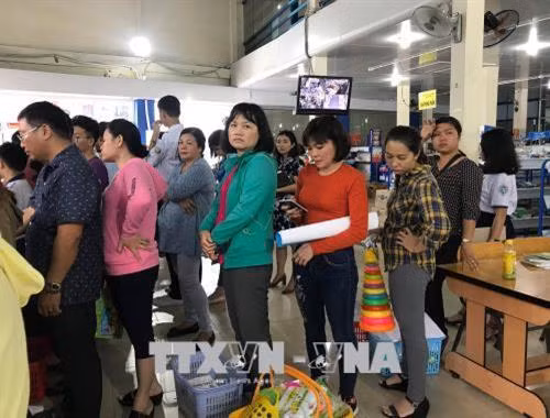 Phụ huynh đến mua sách và đồ dùng học tập tại Công ty cổ phần Sách và Thiết bị trường học Thành phố Hồ Chí Minh (quận 5) khá đông. Ảnh: Thu Hoài - TTXVN