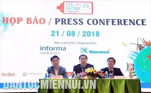 Ông Lã Quốc Khánh, Phó Giám đốc Sở Du lịch Thành phố Hồ Chí Minh (ở giữa) trao đổi thông tin tại buổi họp báo. Ảnh: An Hiếu