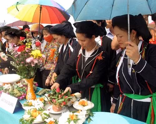 Trong những ngày xuân, đồng bào dân tộc Sán Dìu thường tổ chức nhiều trò chơi dân gian và hoạt động văn hóa, thể thao