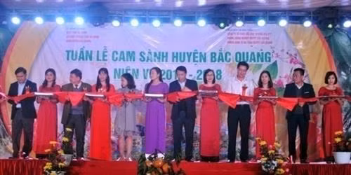 Các đại biểu cắt băng khai mạc Tuần lễ cam sành huyện Bắc Quang niên vụ 2017 - 2018 gắn với Hội chợ Thương mại lần thứ nhất. Ảnh: Báo Hà Giang