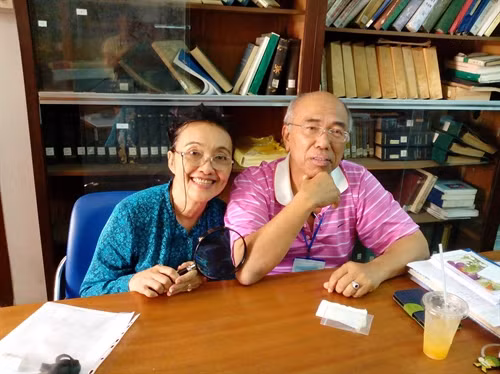 Giáo sư. Tiến sỹ Nguyễn Thị Kim Phụng (bên trái) thảo luận với Giáo sư Bohari(Indonesia) về công trình nghiên cứu khoa học của mình. Ảnh: TTXVN phát