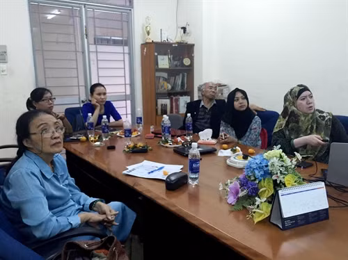 Giáo sư. Tiến sỹ Nguyễn Thị Kim Phụng (bên trái) thảo luận với các Giáo sư Indonesia. Ảnh: TTXVN phát