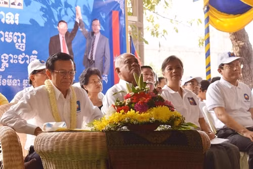 Ban lãnh đạo mới của CNRP, từ trái qua phải, ông Kem Sokha Chủ tịch đảng, ông Pol Hom Phó Chủ tịch, bà Mu Sochua Phó Chủ tịch và ông Eng Chhay Eang Phó Chủ tịch. Ảnh: Chí Hùng - Minh Hưng - Chanh Đa/TTXVN