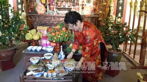Nghệ nhân Ánh Tuyết với mâm cỗ Tết truyền thống Hà Nội. Ảnh: Đinh Thị Thuận - TTXVN