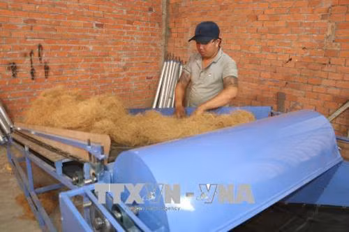 Nhiều thanh niên được đào tạo thành thợ từ xưởng của anh Nguyễn Văn Liêm. Ảnh: Huỳnh Phúc Hậu - TTXVN