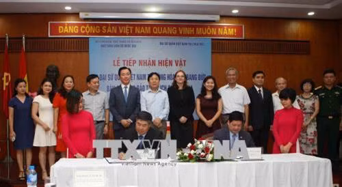 Ông Đoàn Xuân Hưng, Đại sứ đặc mệnh toàn quyền Việt Nam tại Cộng hòa Liên bang Đức cùng ông Nguyễn Văn Cường Giám đốc Bảo tàng Lịch sử quốc gia ký biên bản bàn giao. Ảnh: Thanh Tùng-TTXVN
