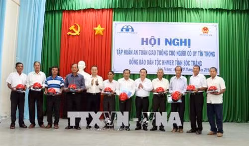 Lãnh đạo tỉnh Sóc Trăng và Ủy ban ATGT quốc gia tặng mũ bảo hiểm cho đại diện người có uy tín trong đồng bào Khmer của tỉnh Sóc Trăng. Ảnh: Trung Hiếu - TTXVN