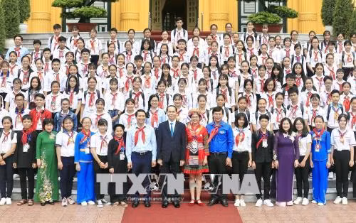 Chủ tịch nước Trần Đại Quang với các đại biểu là Chỉ huy Đội giỏi. Ảnh: Nhan Sáng-TTXVN