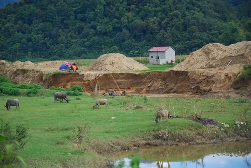 Việc khai thác cát khiến dòng Nậm Rốm bị sạt lở nghiêm trọng.
