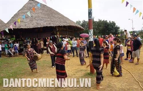 Bà con đồng bào dân tộc Tà Ôi đến từ tỉnh Thừa Thiên Huế giới thiệu đến du khách điệu múa truyền thống. Ảnh: Hoàng Hải