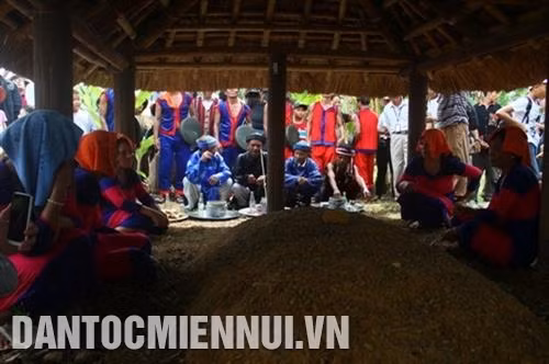 Mọi người cùng làm lễ khấn vái chia tay linh hồn người chết. Ảnh: Nam Sương