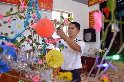 Nhánh bàng vuông được bài trí đẹp mắt thay cho cành đào ngày xuân. Ảnh: Quang Thái- TTXVN