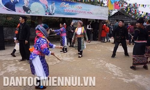 Bà con đồng bào dân tộc Mông giới thiệu và tham gia trò chơi dân gian cùng du khách. Ảnh: Hoàng Hải