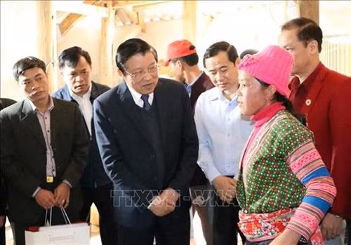 Trưởng Ban Nội chính Trung ương Phan Đình Trạc tặng quà Tết cho các hộ nghèo, gia đình chính sách, gia đình bị lũ lụt của xã Làng Mô, huyện Sìn Hồ, tỉnh Lai Châu. Ảnh: Việt Hoàng – TTXVN