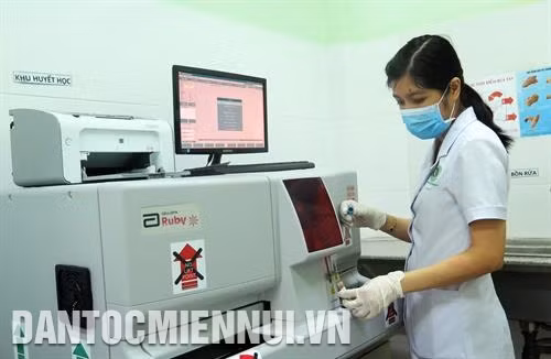 Lọc thận nhân tạo tại Trạm y tế phường Bình Chiểu, quận Thủ Đức. Ảnh: Linh Giang