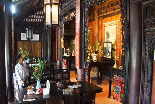 Các vật dụng trong ngôi nhà đều được làm bằng gỗ quý