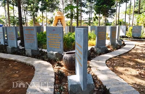 Vườn kinh pháp cú được bố trí theo hình dáng của 8 lá bồ đề xòe ra, khách tham quan sẽ đi theo những hình xuyến xung quanh các lá bồ đề