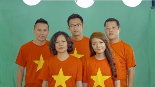 Nghệ sĩ Việt rực đỏ màu cờ với MV "Việt Nam quê hương tôi" ảnh 12