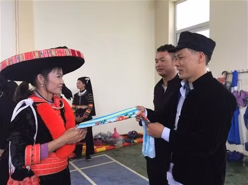 Trình diễn trang phục dân tộc trong Ngày hội văn hóa Chợ tình còn trưng bày, mua bán các sản vật của đồng bào. Là nơi để những người đàn ông dân tộc cùng nhau gặp gỡ, tâm tình và thi lày cỏ. Chàng trai dân tộc Dao trao chiếc khăn cho bạn gái sau đêm chợ tình Chợ tình còn là nơi hẹn hò, giao lưu cùng hát giao duyên của các chàng trai, cô gái dân tộc Lô lô.