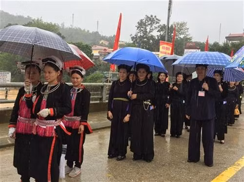 Các chàng trai, cô gái náo nức đến Chợ tình.