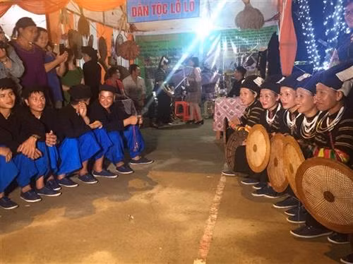 Trình diễn trang phục dân tộc trong Ngày hội văn hóa Chợ tình còn trưng bày, mua bán các sản vật của đồng bào. Là nơi để những người đàn ông dân tộc cùng nhau gặp gỡ, tâm tình và thi lày cỏ. Chàng trai dân tộc Dao trao chiếc khăn cho bạn gái sau đêm chợ tình Chợ tình còn là nơi hẹn hò, giao lưu cùng hát giao duyên của các chàng trai, cô gái dân tộc Lô lô.