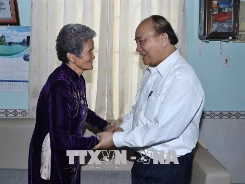 Chiều 29/7/2018, tại tỉnh Lâm Đồng, Thủ tướng Nguyễn Xuân Phúc đến thăm và tặng quà cho Mẹ Việt Nam Anh Hùng Đặng Thị Chi, 82 tuổi ở Phường 7, thành phố Đà Lạt. Ảnh: Thống Nhất – TTXVN