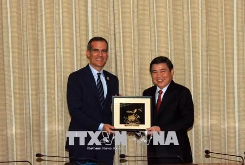 Ông Nguyễn Thành Phong và ông Eric Garcetti tại buổi tiếp. Ảnh: Xuân Khu-TTXVN