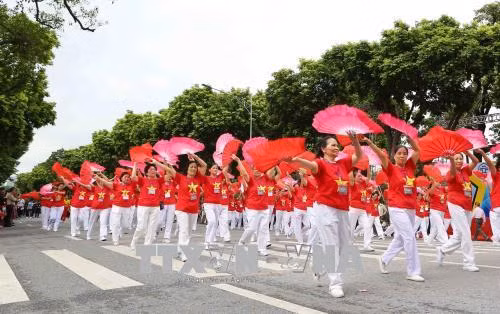 Đoàn diễu hành hội người cao tuổi tại buổi lễ. Ảnh: Thành Đạt – TTXVN