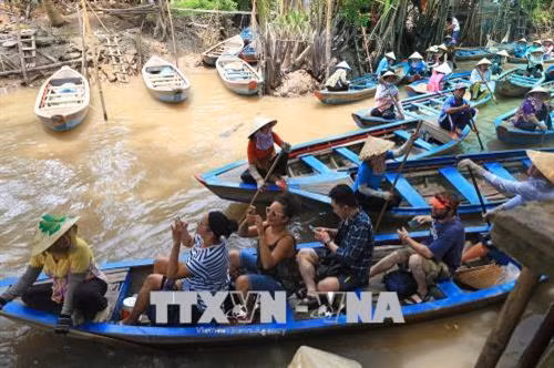 Khách quốc tế khám phá miền sông nước Tiền Giang. Ảnh: Ngọc Hà - TTXVN