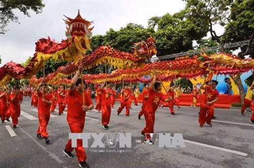 Đoàn múa rồng diễu hành. Ảnh: Thành Đạt – TTXVN