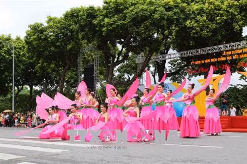 Trình diễn tiết mục múa hoa sen tại buổi lễ. Ảnh: Thành Đạt – TTXVN Trình diễn đám cưới truyền thống người Hà Nội. Ảnh: Thành Đạt – TTXVN Các đoàn tham gia trình diễn tại Lễ hội. Ảnh: Thành Đạt – TTXVN
