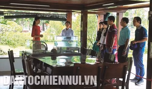 Tới thăm quan mô hình Nhà sàn Bác Hồ, du khách có thể cảm nhận và hình dung được cuộc sống giản dị mà cao đẹp của Người qua góc bàn làm việc, bàn họp, căn phòng ngủ, chiếc ghế ngồi…