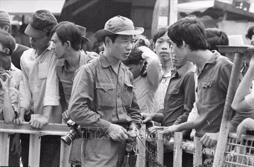 Phóng viên Đinh Quang Thành của Việt Nam Thông tấn xã gặp gỡ, thu thập thông tin từ người dân Sài Gòn trong ngày giải phóng, 30/4/1975. Ảnh: TTXVN