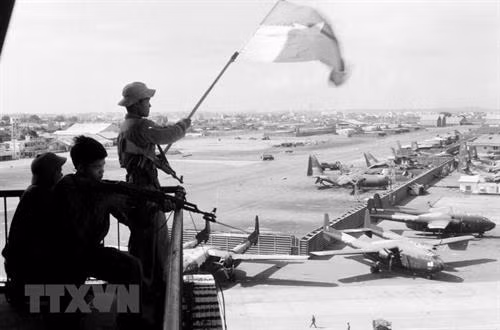 Cờ giải phóng tung bay trên sân bay Tân Sơn Nhất, ngày 30/4/1975. Ảnh: Quang Thành - TTXVN