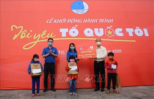 Trung ương Hội Liên hiệp Thanh niên Việt Nam nhận đỡ đầu 10 em thiếu nhi dân tộc thiểu số mồ côi có hoàn cảnh khó khăn tại huyện Đakrông và Hướng Hóa, mỗi tháng các em sẽ được hỗ trợ 500.000 đồng đến năm 18 tuổi. Ảnh: Hồ Cầu-TTXVN