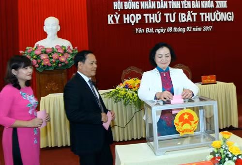 Các đại biểu bầu các chức danh của HĐND và UBND tỉnh Yên Bái nhiệm kỳ 2016 - 2021. Ảnh: Thế Duyệt – TTXVN
