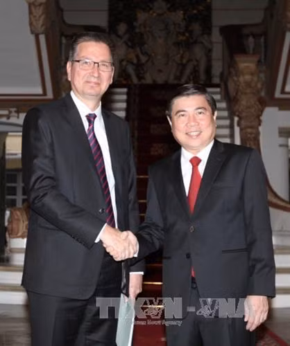 Chủ tịch UBND Thành phố Hồ Chí Minh Nguyễn Thành Phong tiếp Đại sứ Phần Lan tại Việt Nam IIkka - Pekka Simila. Ảnh: Thanh Vũ-TTXVN