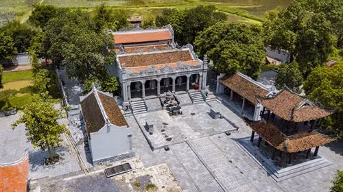 Bên ngôi đền là dòng Ngô Giang, bên trái có núi Cối Lĩnh, được mệnh danh là Vịnh Hạ Long cạn. Ảnh: Minh Đức - TTXVN Toàn cảnh ngôi đền thiêng Thái Vi. Ảnh: Minh Đức - TTXVN Gác chuông làm bằng gỗ lim, mái lợp ngói mũi hài được xây dựng 1689. Ảnh: Minh Đức - TTXVN Đền Thái Vi có cấu trúc độc đáo nhà lộn thềm mà ít nơi có. Ảnh: Minh Đức - TTXVN