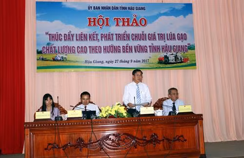 Các đại biểu đóng góp ý kiến tại hội thảo "Thúc đẩy liên kết chuỗi giá trị lúa gạo chất lượng cao theo hướng bền vững"
