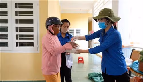 Lực lượng tình nguyện viên trao phần gạo nghĩa tình người dân trên địa bàn huyện miền núi Khánh Vĩnh (Khánh Hoà). Ảnh: Nguyễn Dũng – TTXVN