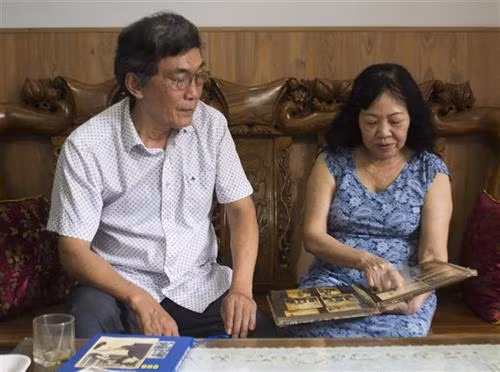 Hai nhà báo, phóng viên chiến trường Hồ Phước Huề và Triệu Thị Thùy ôn lại kỷ niệm những tháng ngày tác nghiệp tại chiến trường. Ảnh: Quốc Dũng - TTXVN
